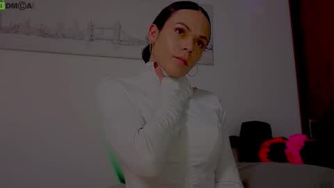 Mia online show from October 2025 04:40:02 PM