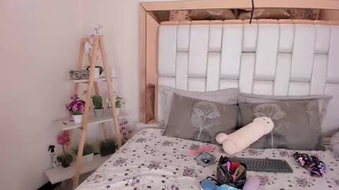 Mia Villalobos online show from February 2025 06:22:01 PM