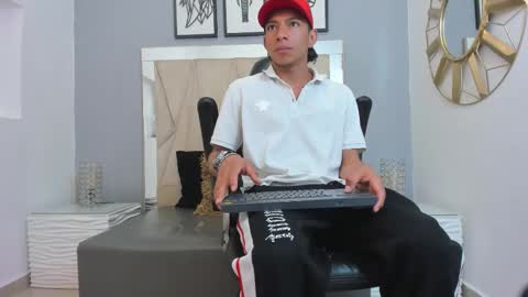 Snapshot of mickey_beasley chatting on October 2025 07:03:02 PM mickey online show from October 2025 07:03:02 PM