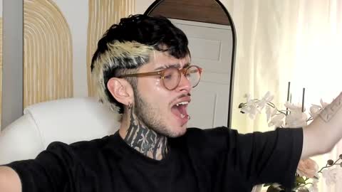 Snapshot of mihailleroy chatting on January 2025 01:50:01 AM MIHAIL LEROY finally independent model online show from January 2025 01:50:01 AM