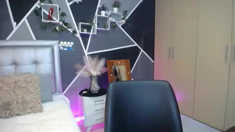 miiaa_k online show from October 2025 05:42:02 AM