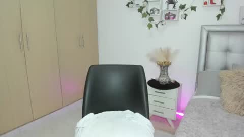 miiaa_k online show from July 2026 11:23:01 AM