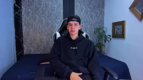 Mike 0233 online show from October 2025 04:32:01 AM