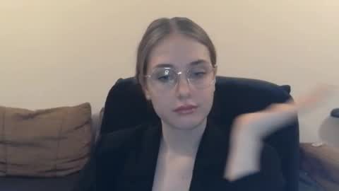 mila_keyy online show from December 2025 09:53:02 PM