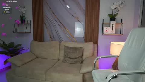 milacrave online show from October 2025 11:32:02 AM