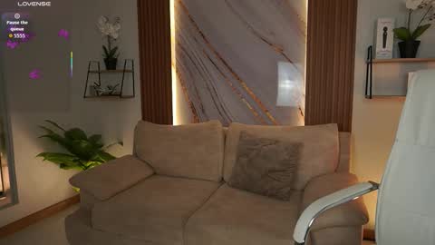 milacrave online show from November 2025 11:43:01 AM