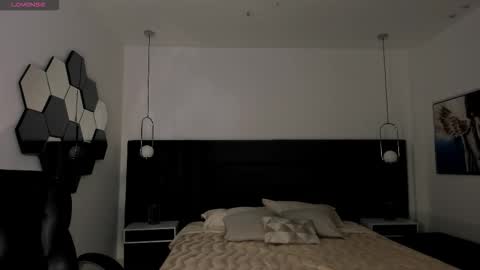 Mila  online show from September 2025 10:33:02 PM