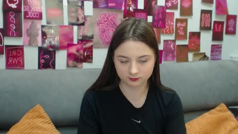 milanaroz online show from April 2026 06:19:01 AM