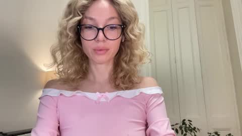 Mila online show from October 2025 04:18:01 PM