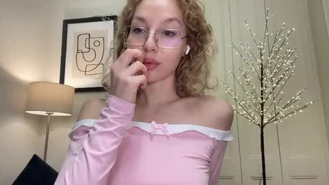 Mila online show from December 2025 04:14:01 PM