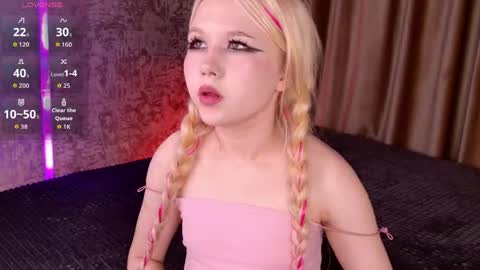 Snapshot of milemissyy chatting on April 2026 06:10:01 PM Mia online show from April 2026 06:10:01 PM