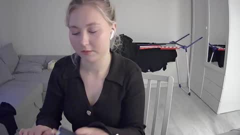 Snapshot of milena391630 chatting on May 2026 06:57:01 PM Milena new nonude shy blonde natural online show from May 2026 06:57:01 PM