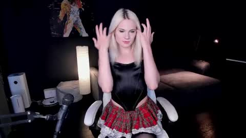 Snapshot of milena_marshmallows chatting on May 2026 05:25:03 AM Milena online show from May 2026 05:25:03 AM