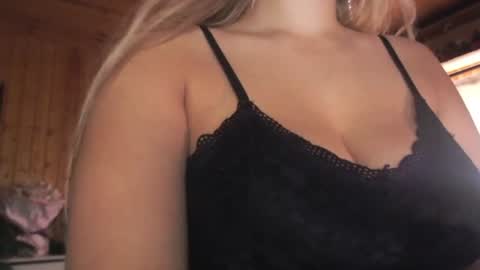 Snapshot of milk_bunny_ chatting on July 2026 11:38:02 AM milk_bunny_ online show from July 2026 11:38:02 AM