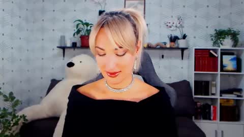 MillaXQueen online show from October 2025 12:47:01 PM