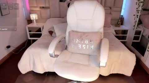 Snapshot of milly_white chatting on May 2026 10:50:02 PM Milena online show from May 2026 10:50:02 PM