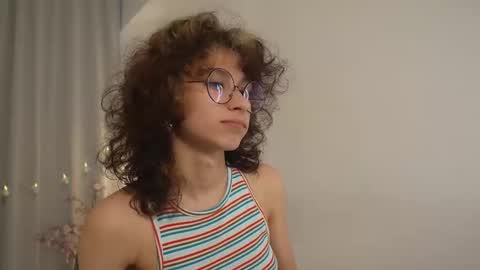 Snapshot of mimilicks chatting on September 2025 07:43:01 AM  IRIS  online show from September 2025 07:43:01 AM