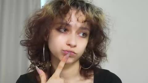 Snapshot of mimilicks chatting on October 2025 08:26:02 AM  IRIS  online show from October 2025 08:26:02 AM