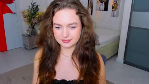 Snapshot of miraclecurly chatting on February 2025 01:11:01 PM Emma online show from February 2025 01:11:01 PM