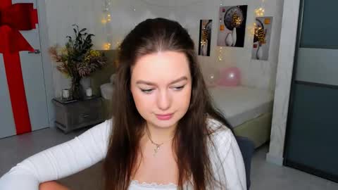 Snapshot of miraclecurly chatting on February 2025 04:17:02 PM Emma online show from February 2025 04:17:02 PM