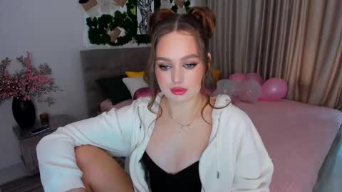 Snapshot of miraclecurly chatting on February 2025 10:07:02 AM Emma online show from February 2025 10:07:02 AM