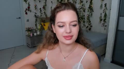 Snapshot of miraclecurly chatting on October 2025 07:43:01 PM Emma online show from October 2025 07:43:01 PM