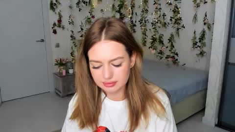 Snapshot of miraclecurly chatting on October 2025 01:04:02 AM Emma online show from October 2025 01:04:02 AM