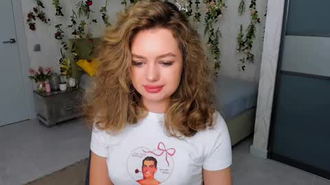 Snapshot of miraclecurly chatting on October 2025 04:14:02 PM Emma online show from October 2025 04:14:02 PM