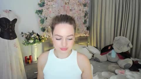 Snapshot of miraclecurly chatting on November 2025 04:07:02 PM Emma online show from November 2025 04:07:02 PM