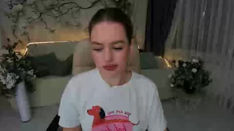 Snapshot of miraclecurly chatting on November 2025 10:02:02 AM Emma online show from November 2025 10:02:02 AM