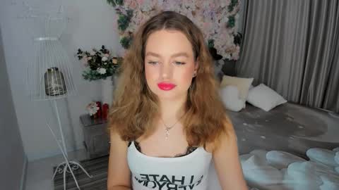 Snapshot of miraclecurly chatting on November 2025 06:29:01 PM Emma online show from November 2025 06:29:01 PM