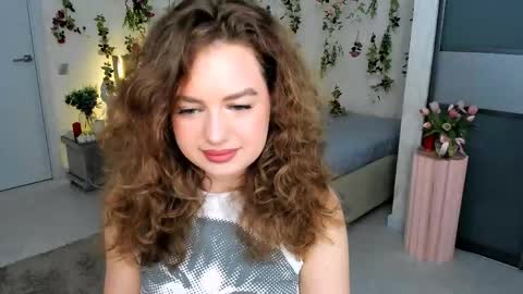 Snapshot of miraclecurly chatting on April 2026 04:10:02 PM Emma online show from April 2026 04:10:02 PM