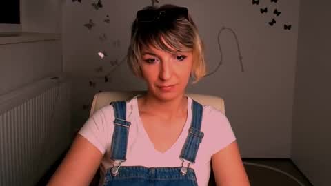 Snapshot of mishelle_blondie chatting on May 2026 06:49:01 PM Mishelle online show from May 2026 06:49:01 PM