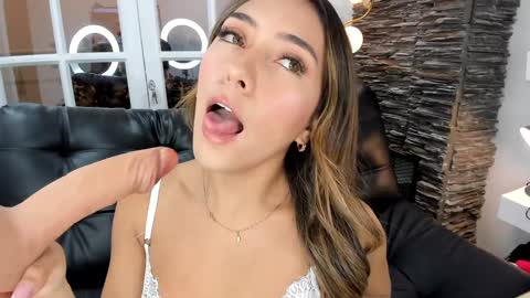 Zoe online show from December 2024 07:01:01 PM