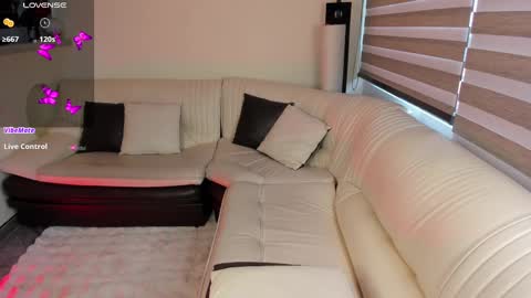 insta    online show from February 2025 09:43:02 PM