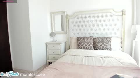 Zoee     online show from December 2024 04:01:02 PM