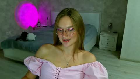 Snapshot of missmariat chatting on September 2025 07:39:02 PM OneGoddess online show from September 2025 07:39:02 PM