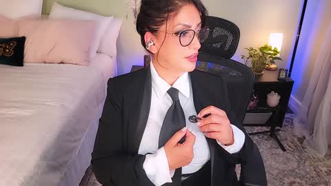 Mina online show from September 2025 03:28:02 AM