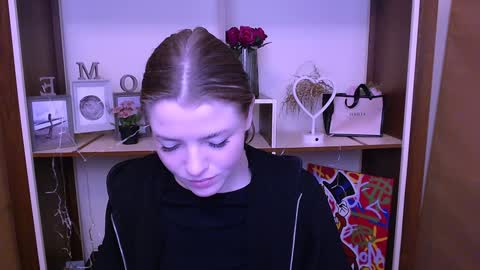 Snapshot of missoliviaa_ chatting on December 2024 12:11:02 PM Olivia online show from December 2024 12:11:02 PM