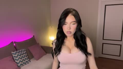 Mia online show from November 2025 08:19:02 PM