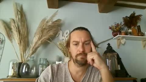 Snapshot of moi9876543210 chatting on October 2025 12:27:01 PM Julien online show from October 2025 12:27:01 PM