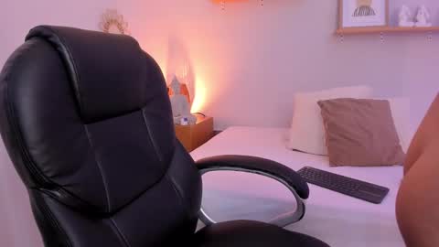 M o L l i E  online show from February 2025 11:50:02 AM