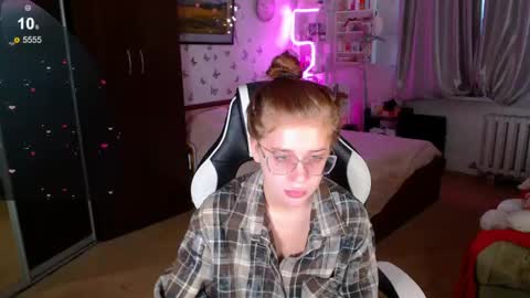 Molly Prvt is open online show from April 2026 11:47:02 AM