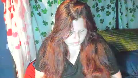 Snapshot of molly_moons chatting on June 2026 01:32:01 AM molly_moons online show from June 2026 01:32:01 AM