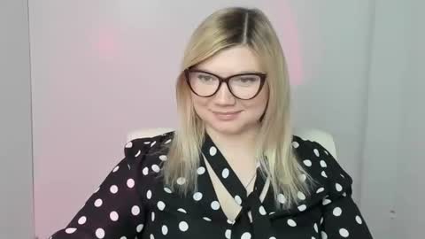 Molly online show from November 2025 01:12:02 PM