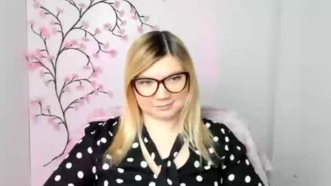 Molly online show from December 2025 12:45:01 PM