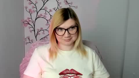 Snapshot of molly_moree chatting on May 2026 11:37:02 AM Molly online show from May 2026 11:37:02 AM