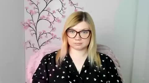 Snapshot of molly_moree chatting on May 2026 04:04:02 PM Molly online show from May 2026 04:04:02 PM