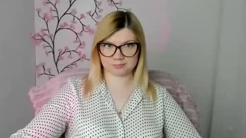 Snapshot of molly_moree chatting on May 2026 11:51:02 AM Molly online show from May 2026 11:51:02 AM