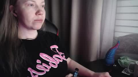 I have new photos come and see with love Molly online show from December 2025 10:11:02 AM